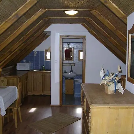 Csato Vendeghaz 3* ティハニ